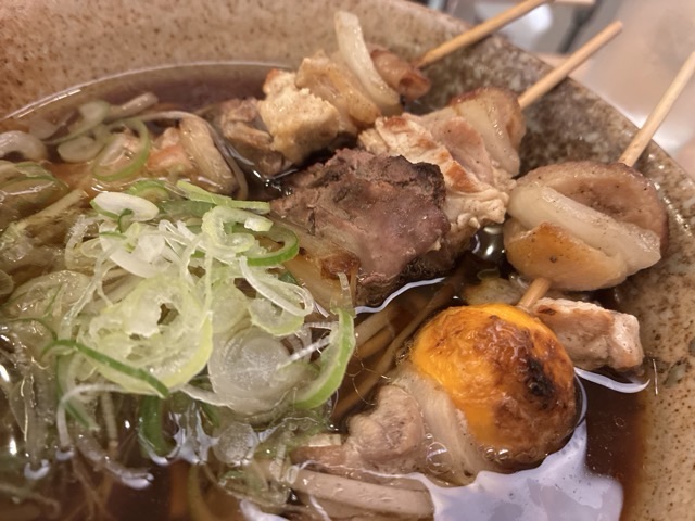 福よし札幌中央店のもつそば持つ串3本入の串のアップ