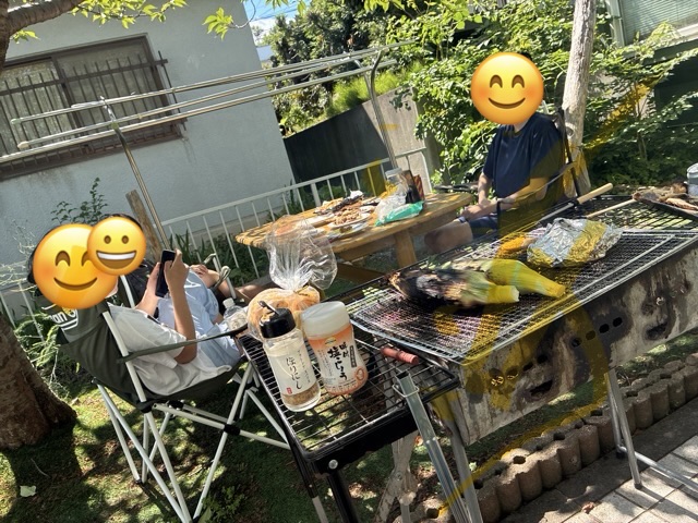 孫と一緒に庭先バーベキューを楽しむ様子