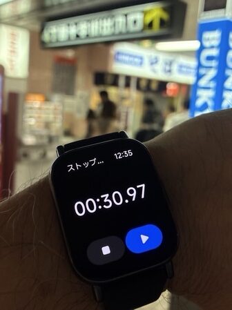 ひのでそばの食券をわたしてから蕎麦が出てくるまでのタイムをスマートウォッチで計る