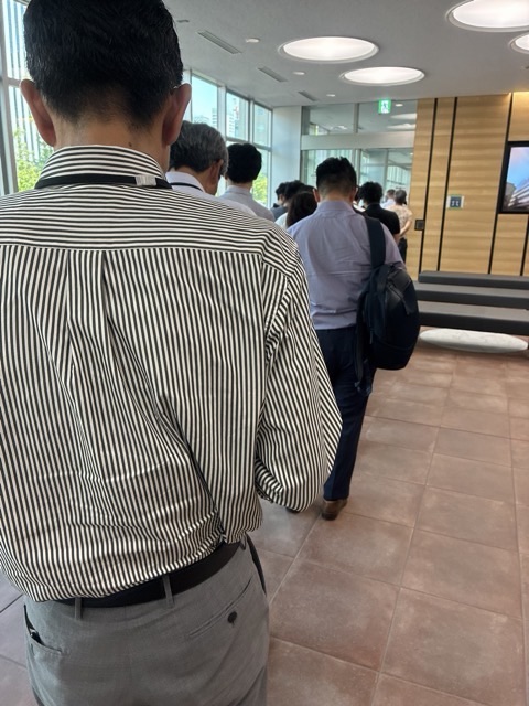 北海道道議会食堂入口の行列