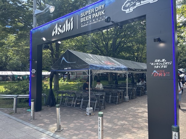 札幌大通りビアガーデン の大通公園西6丁目の木陰の「ASAHI SUPER DRY BEER PARK」のゲート