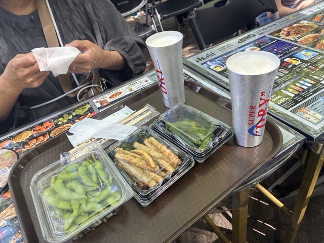 札幌大通りビアガーデン の大通公園西6丁目の木陰の「ASAHI SUPER DRY BEER PARK」でビールとつまみ