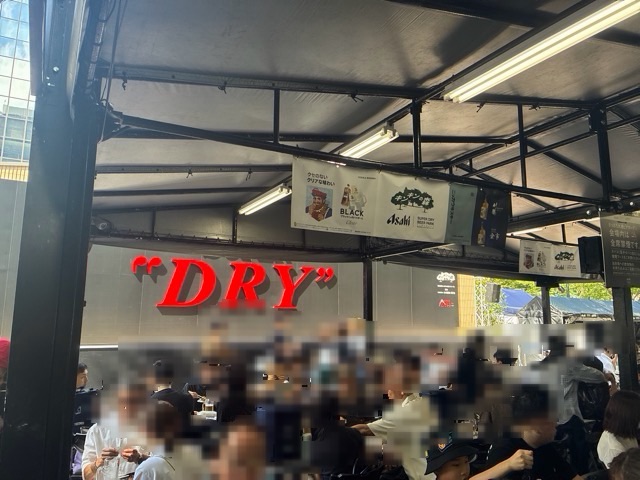 札幌大通りビアガーデン の大通公園西6丁目の木陰の「ASAHI SUPER DRY BEER PARK」のテントの中