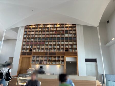 北菓楼札幌本館2カフェのバックヤード側の壁