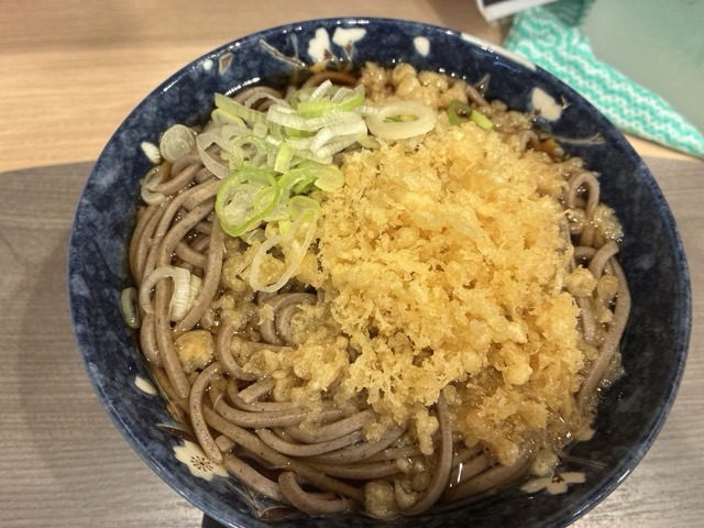 そば処 つゆのたぬきそば大盛りのアップ写真