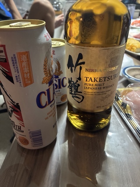 晩食のニッカウヰスキーの竹鶴とサッポロビールのCLASSICc