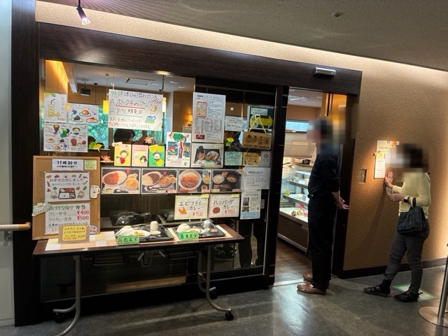 カフェ・ド・マデルの順番待ちのお客さんが立つお店入り口