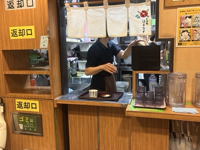 そば処 はまなすの商品受け渡し口