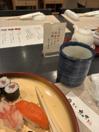 寿し心なかむらのテーブルにあったお支払いは現金でお願いします。と書いた卓上スタンド
