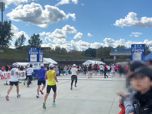 真駒内公園で札幌マラソンハーフのゴール付近の様子
