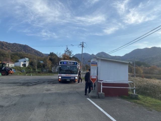 豊平峡温泉の路線バスの停留所に止まるバス