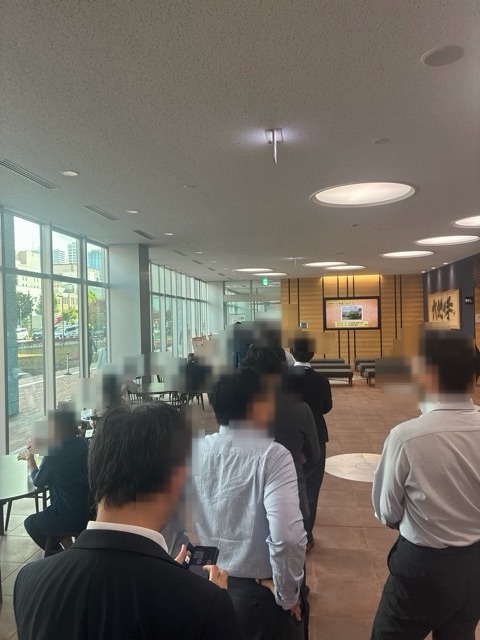 北海道議会食堂に並ぶ人の列
