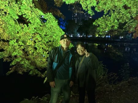 中島公園紅葉ライトアップの菖蒲池をバックに夫婦で記念撮影
