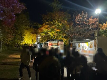 中島公園紅葉ライトアップに並ぶキッチンカー