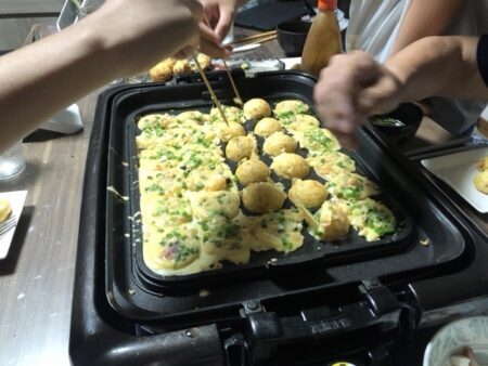 家でたこ焼きを作っている風景